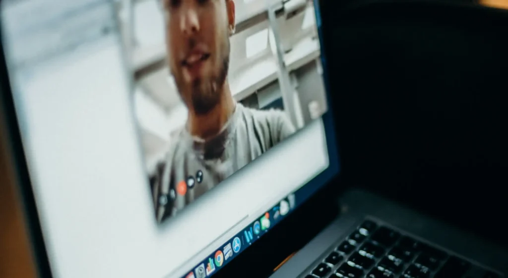 Deepfake, zoombombing… : l’accès à une visioconférence doit être contrôlé