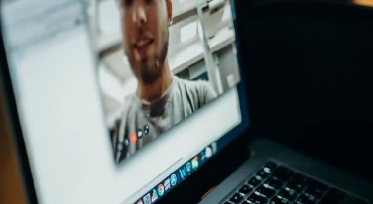 Deepfake, zoombombing… : l&rsquo;accès à une visioconférence doit être contrôlé