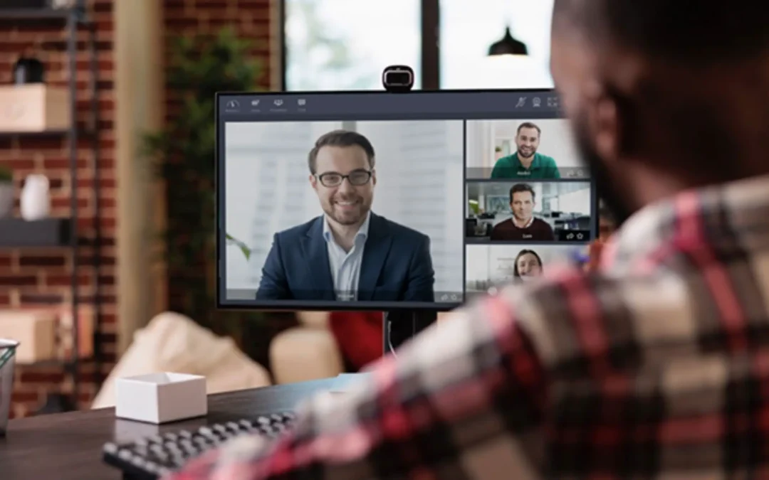 Cámara web, auriculares, micrófono... ¿Qué equipo se necesita para una videoconferencia eficaz?